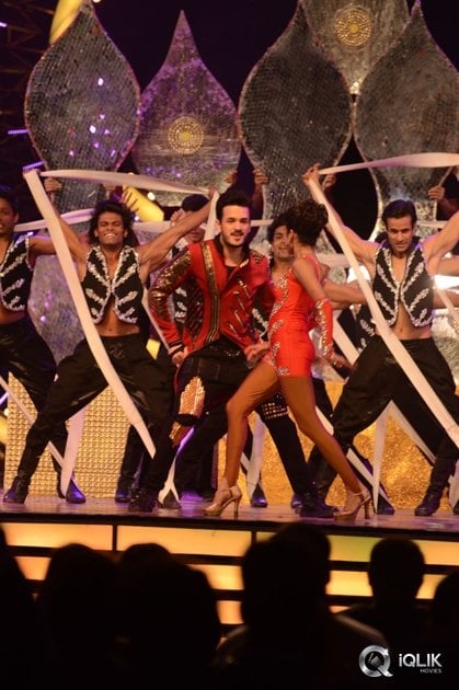 Akhil-Akkineni-Dance-Performance-at-IIFA-Utsavam-2016